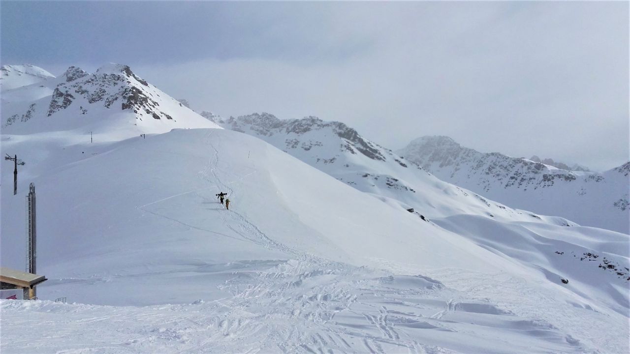 Comment skier dans la poudreuse ? Freeride